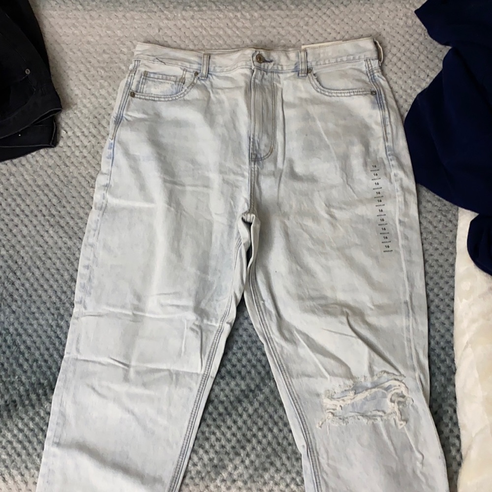Ripped Light Wash American Eagle Jeans